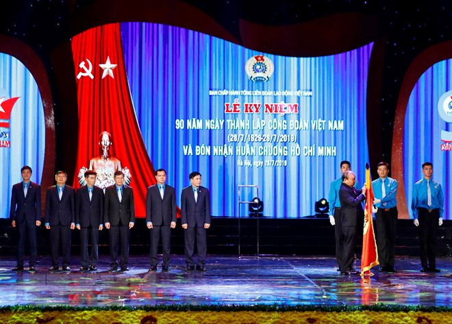 Thủ tướng Nguyễn Xuân Phúc trao tặng Huân chương Hồ Chí Minh lần thứ ba cho Tổng Liên đoàn Lao động Việt Nam. (Ảnh: Thống Nhất/TTXVN)