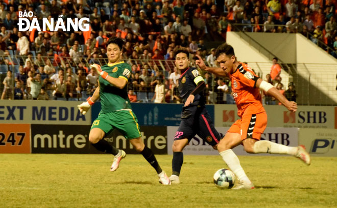 Đỗ Merlo (áo cam) có pha ghi bàn ấn định chiến thắng 4-1 cho SHB Đà Nẵng trước Sài Gòn FC (áo sẫm).Ảnh: ANH VŨ