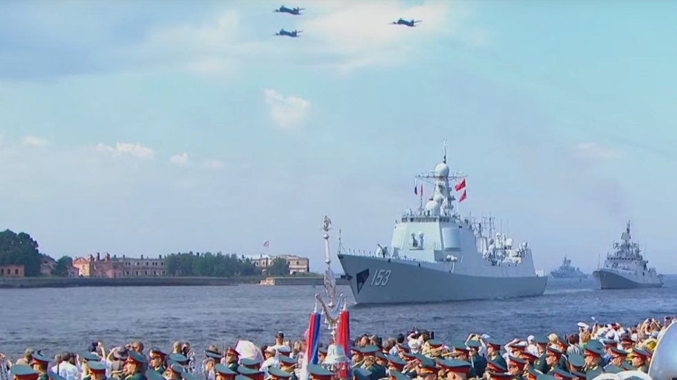 Một số lượng lớn máy bay và chiến hạm tham dự cuộc duyệt binh hải quân nhân Ngày Hải quân Nga tại Saint Petersburg ngày 28/7/2019