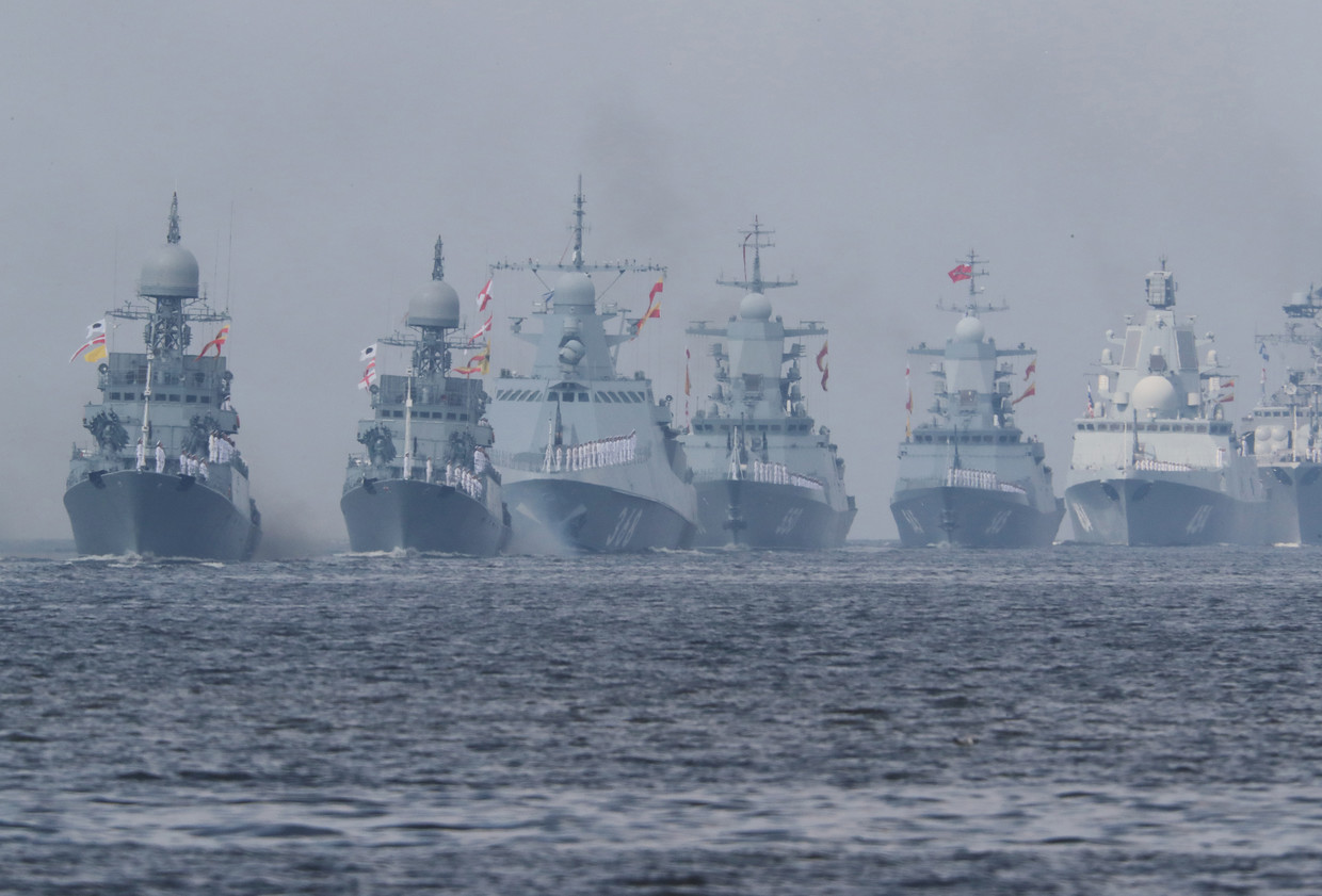 Bốn hạm đội Hải quân Nga đã điều động 40 tàu chiến tham gia cuộc duyệt binh.