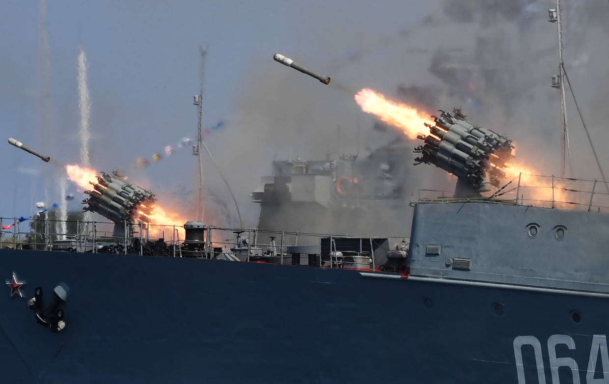 Không chỉ diễn ra ở Saint Petersburg, Ngày Hải quân Nga 2019 còn được tổ chức tại nhiều nơi khác như ở Vladivotok, Sevastopol và cảng Tartus ở Syria. Trong ảnh hệ thống vũ khí RBU-6000 khai hỏa.