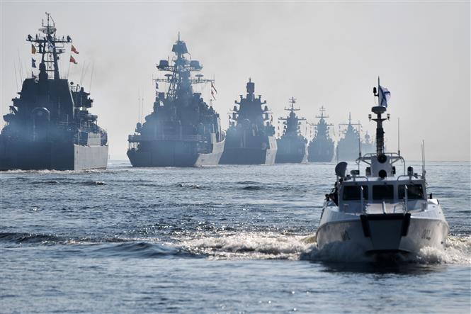 Tàu chiến của Nga tại cuộc duyệt binh Hải quân Nga vinh danh Ngày Hải quân thường niên ở Saint Petersburg, ngày 28/7/2019. Ảnh: AFP/ TTXVN
