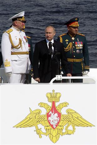 Tổng thống Nga Vladimir Putin (giữa) tại cuộc duyệt binh Hải quân Nga vinh danh Ngày Hải quân thường niên ở Saint Petersburg, ngày 28/7/2019. Ảnh: AFP/ TTXVN