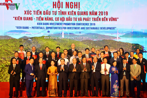 Thủ tướng chụp ảnh cùng các nhà đầu tư được trao giấy chứng nhận đầu tư vào Kiên Giang