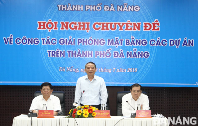 Secretary Nghia (centre) addressing the event