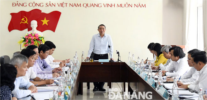 Bí thư Thành ủy Trương Quang Nghĩa (giữa) phát biểu kết luận buổi làm việc.  Ảnh: ĐẶNG NỞ