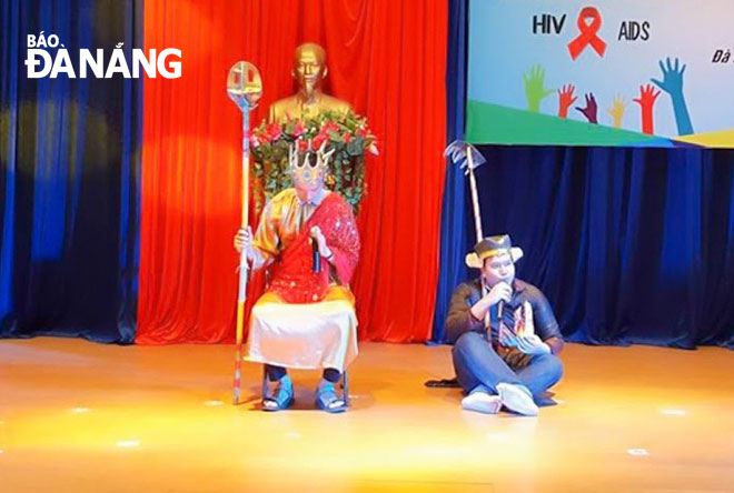 Các hình thức sân khấu hóa giúp cho việc tuyên truyền phòng chống HIV sinh động và hiệu quả hơn. 									            Ảnh: H.SEN