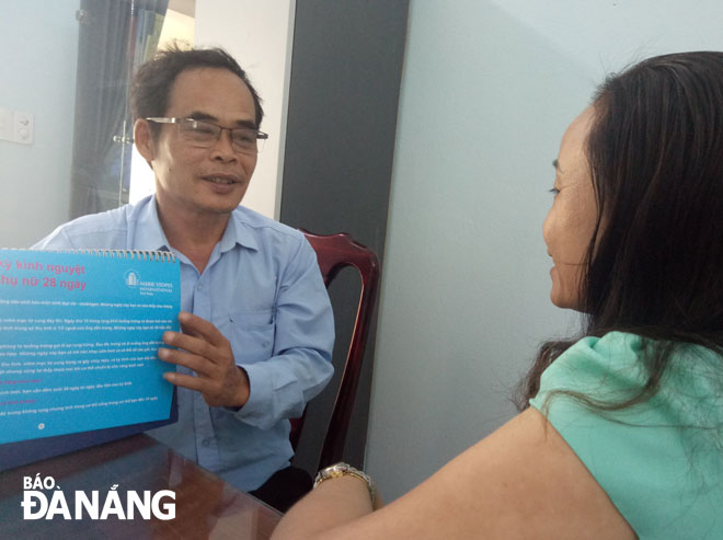 Ông Đặng Quang Nam cung cấp thông tin về các biện pháp tránh thai mới cho người dân.