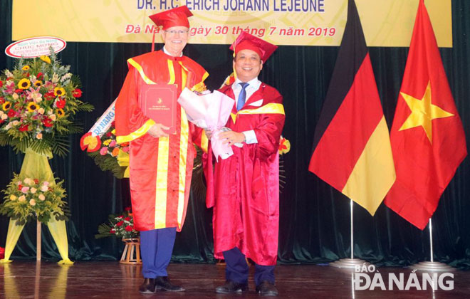 Assoc. Prof. PhD. Nguyen Ngoc Vu, Director of the University of Da Nang, (right), and Mr Erich Johann Lejeune