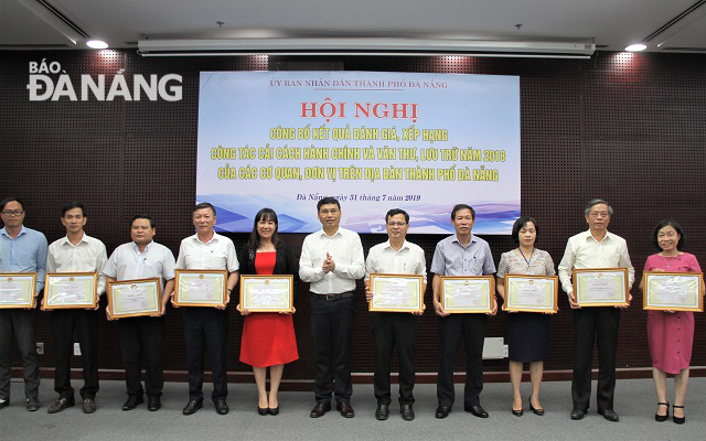 Phó Chủ tịch UBND thành phố Hồ Kỳ Minh tặng bằng khen của UBND thành phố cho 10 cơ quan, đơn vị xếp loại Rất tốt trong công tác CCHC năm 2018. Ảnh: LAM PHƯƠNG