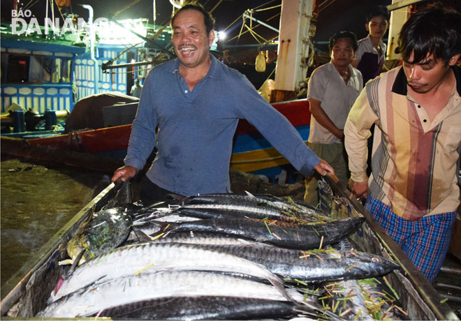 Fishermen being very satisfied with their bumper catches 