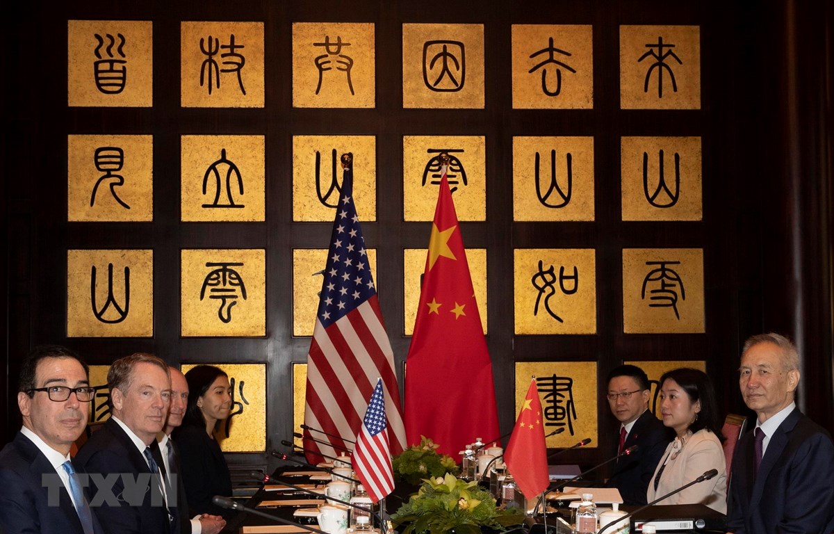 Đại diện Thương mại Mỹ Robert Lighthizer (thứ 2, trái), Bộ trưởng Tài chính Mỹ Steven Mnuchin (trái) và Phó Thủ tướng Trung Quốc Lưu Hạc (phải) tại vòng đàm phán thương mại ở Thượng Hải ngày 31/7. (Ảnh: AFP/TTXVN)