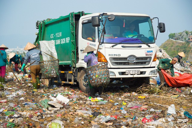 Phân luồng xe chở rác ra vào bãi rác Khánh Sơn