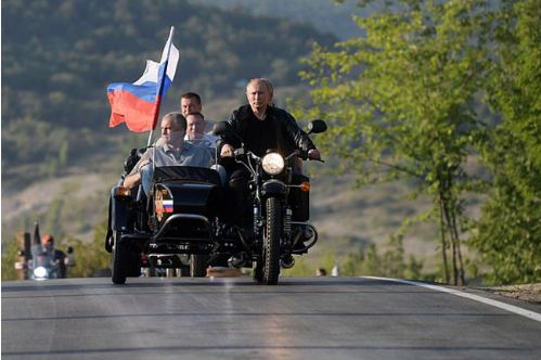 Video Tổng thống Nga Putin lái xe phân khối lớn cùng nhóm 
