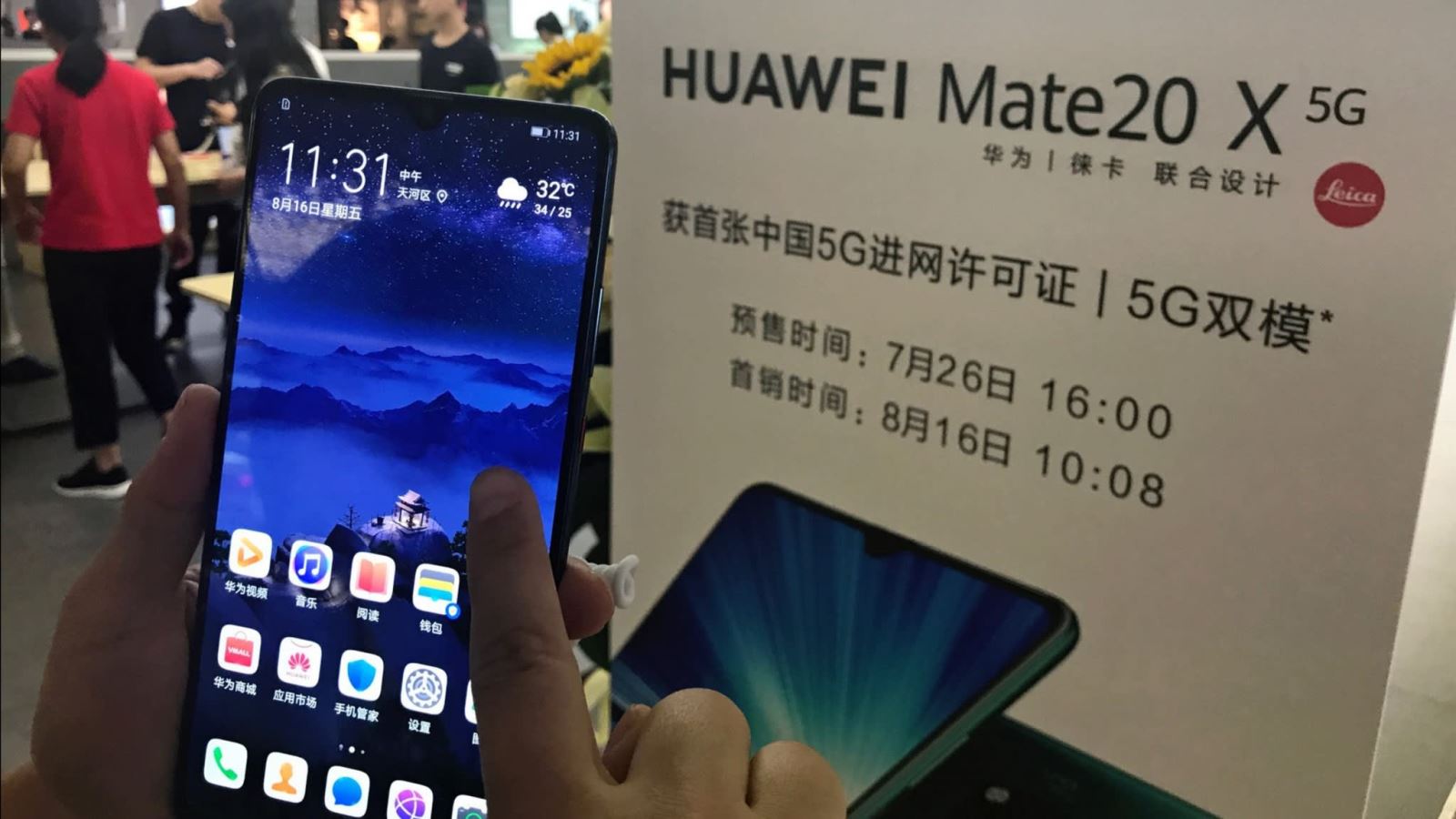 Smartphone 5G đầu tiên của Huawei 'tưng bừng' lên kệ với hơn 1 triệu khách đặt mua