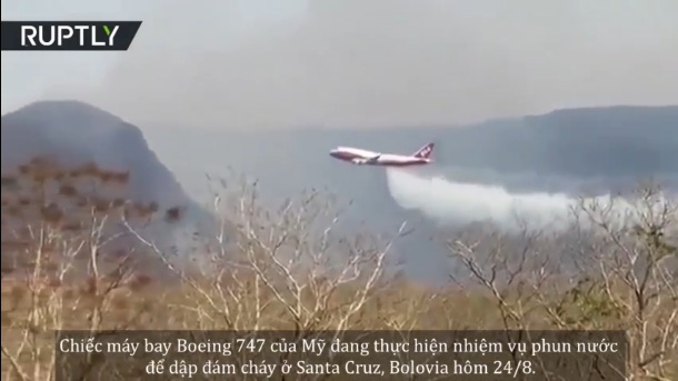 'Siêu máy bay chữa cháy' phun nước dập lửa cứu rừng Amazon