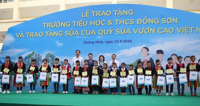 Lễ trao tặng trường Tiểu học & THCS Đồng Sơn và sữa của Quỹ sữa vươn cao Việt Nam cho trẻ em tỉnh Quảng Ninh