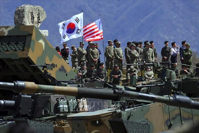 Binh sĩ Hàn Quốc và Mỹ tham gia cuộc tập trận chung tại Pocheon, cách thủ đô Seoul của Hàn Quốc 65km về phía đông bắc, ngày 26-4-2017. Ảnh: AFP/TTXVN