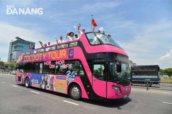 Sau khi được điều chỉnh, hy vọng xe buýt hai tầng sẽ trở thành một sản phẩm du lịch độc đáo của city tour. Trong ảnh: Các đầu bếp quốc tế tham quan thành phố Đà Nẵng bằng xe buýt hai tầng dịp Lễ hội Ẩm thực quốc tế.