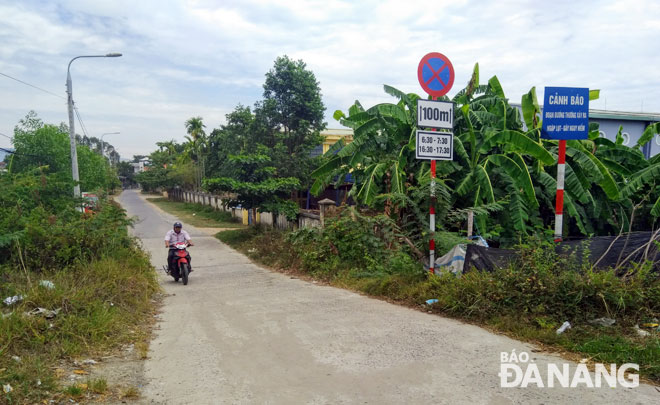 Thôn Đông Hòa nằm trong quy hoạch “treo” gần 20 năm nay, có cao trình thấp hơn các khu dân cư bao quanh nên thường xuyên bị ngập lụt vào mùa mưa.