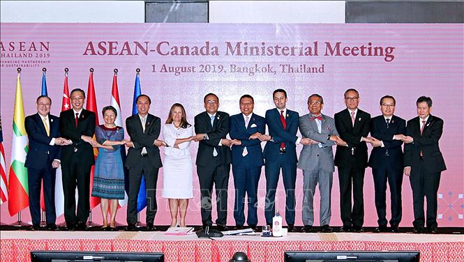 Các Bộ trưởng Ngoại giao ASEAN - Canada chụp ảnh chung. Ảnh: TTXVN phát