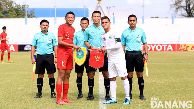 Chiều 31-7, Freitas (áo trắng) vẫn ra sân thi đấu và ghi bàn, giúp U15 Timor Leste thủ hòa U15 Indonesia (áo đỏ). Ảnh: Bolabanget