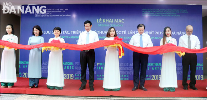 The ribbon-cutting ceremony for the first Da Nang International Fine Arts Exhibition