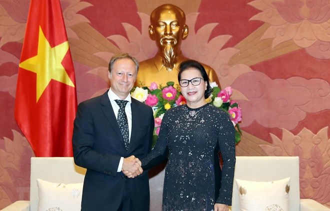 National Assembly Chairwoman Nguyen Thi Kim Ngan (R) hosts head of the Delegation of the European Union to Vietnam Bruno Angelet (Source: VNA)