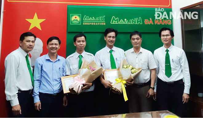 Representing from the Da Nang Department of Tourism presenting certificates of merit to the kind-hearted drivers