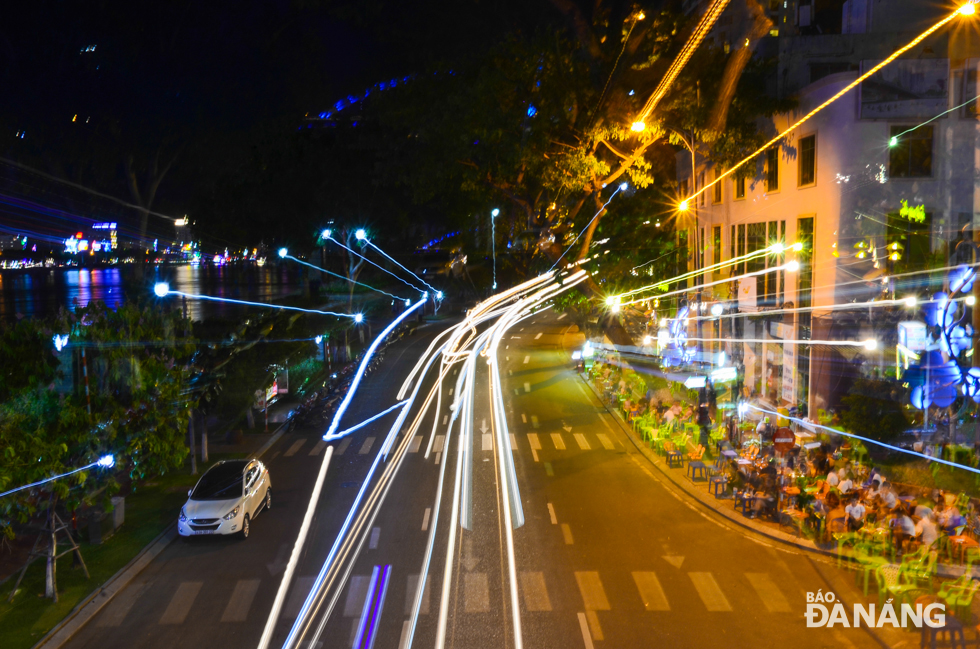 Such subjects with certain light source as crowded roads, running cars and sparkling bridges are ideal for the photographic effect.