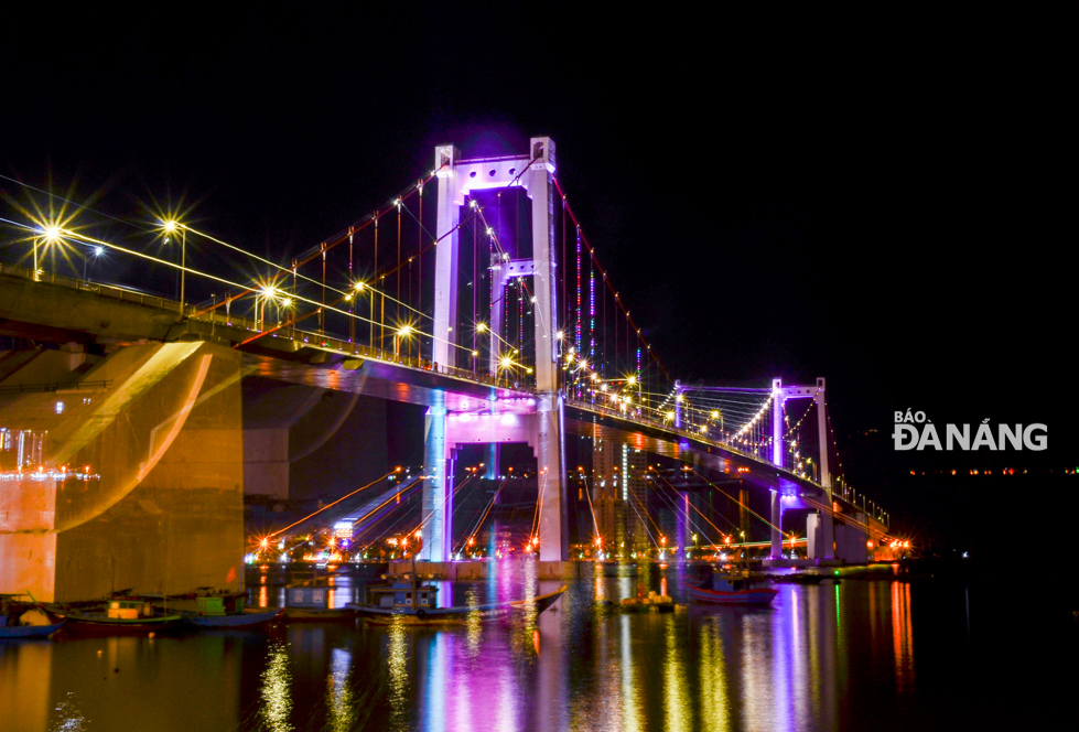 By zooming in/out, the Thuan Phuong Bridge looks more sparkling and magnificent in the night time.