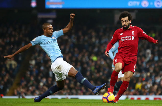 Cầu thủ Manchester City (trái) – gặp Liverpool (phải).