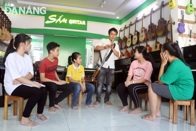 Những học trò guitar của Huy Toàn chăm chú xem thầy biểu diễn. Ảnh: N.H