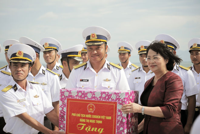Phó Chủ tịch nước Đặng Thị Ngọc Thịnh tặng quà cho cán bộ, chiến sĩ Lữ đoàn 162, Vùng 4 Hải quân. Ảnh: TTXVN