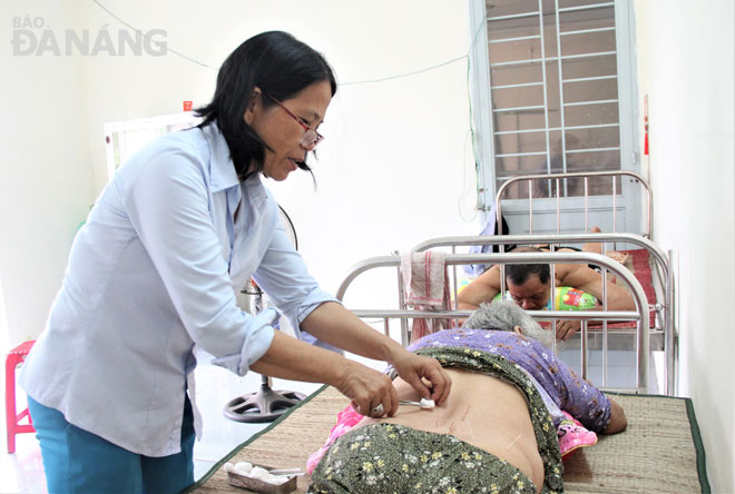 Bà Tuyến đang châm cứu cho một bệnh nhân từ Quảng Nam ra điều trị.