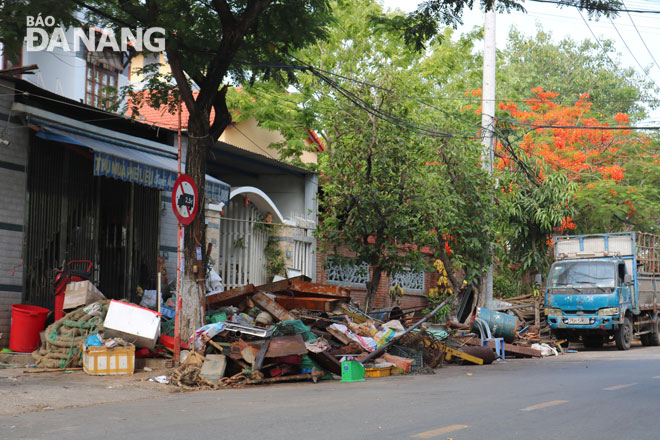 Cơ sở thu mua phế liệu số 4 đường Bình Than, phường Thọ Quang (quận Sơn Trà) để tràn phế phẩm ra tới lòng đường. 