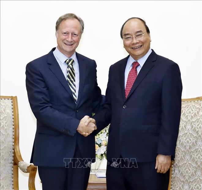 Prime Minister Nguyen Xuan Phuc (R) and head of the Delegation of the European Union to Vietnam Bruno Angelet (Photo: VNA)