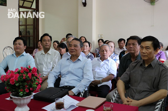 Lãnh đạo thành phố, quận Hải Châu và phường Thạch Thang dự sinh hoạt tại Chi bộ KDC Tân Lập 1F. Ảnh: VIỆT DŨNG