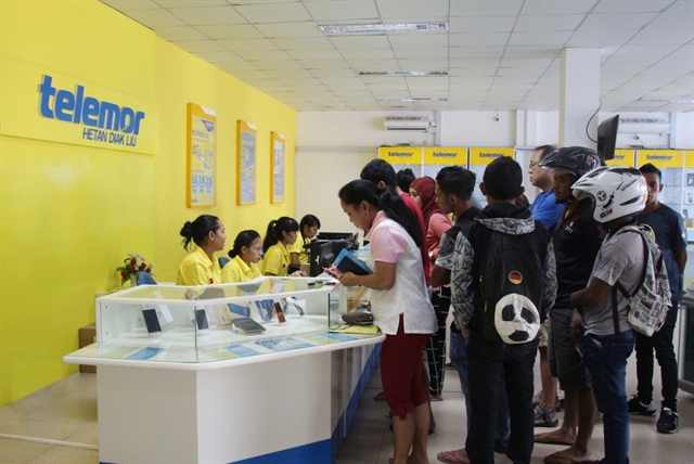 People in Timor-Leste register for Viettel’s 4G SIM card. Photo enternews.vn Read more at http://vietnamnews.vn/economy/523554/vietnamese-firms-invest-278-million-abroad.html#C7CbqvlLCJXp0JQ1.99