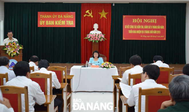 Chủ nhiệm Ủy ban Kiểm tra Thành ủy Huỳnh Thị Tam Thanh (giữa) chủ trì hội nghị sơ kết 6 tháng của Ủy ban Kiểm tra Thành ủy.