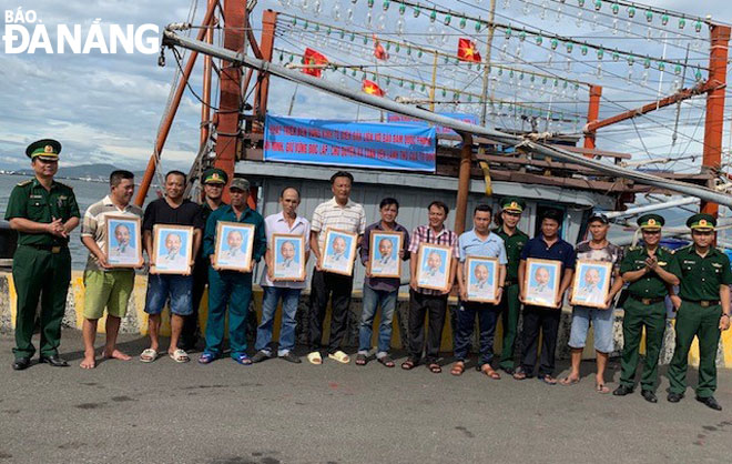 Bộ đội Biên phòng thành phố tặng ảnh Bác Hồ cho chủ 10 phương tiện có nhiều thành tích trong tham gia bảo vệ chủ quyền vùng biển.