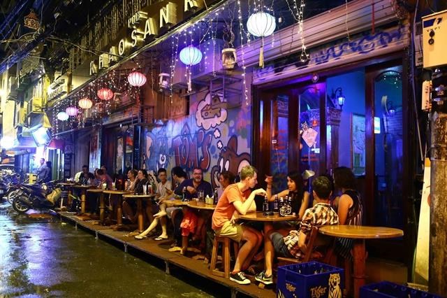 A restaurant on Ta Hien Street in Ha Noi's Hoan Kiem district is full of customers at night. (Source: VNA)