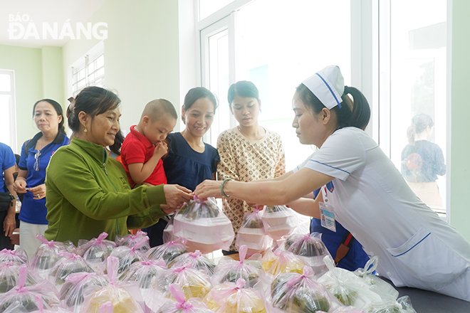 Vào ngày 1-8, nhóm Tâm Duyên đã phát 164 suất cơm tại Bệnh viện Phục hồi chức năng Đà Nẵng.