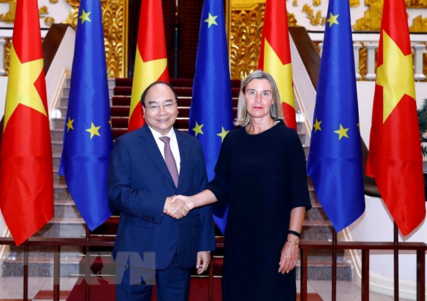 Thủ tướng Nguyễn Xuân Phúc tiếp bà Federica Mogherini, Phó Chủ tịch Ủy ban châu Âu, đại diện cấp cao của Liên minh châu Âu (EU) về chính sách Đối ngoại và An ninh. (Ảnh: Thống Nhất/TTXVN)