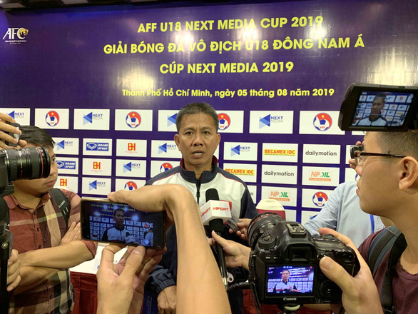 Coach Hoàng Anh Tuấn answers questions from reporters. — Photo tuoitre.vn Read more at http://vietnamnews.vn/sports/523618/viet-nam-to-face-malaysia-in-aff-u18-opener.html#yU8FhWTHG9lAAsI3.99