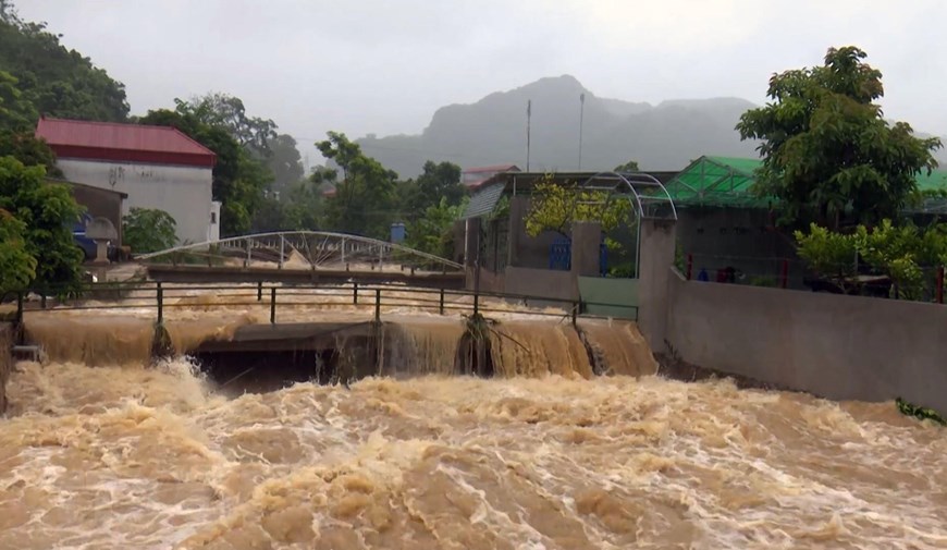 Mưa liên tục với cường độ cao gây ra lũ trên các suối khu vực thị trấn Nông trường Mộc Châu, huyện Mộc Châu, tỉnh Sơn La. (Ảnh: Nguyễn Cường/TTXVN)
