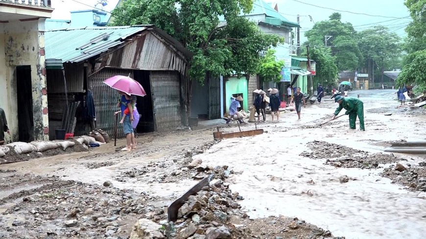 Mưa lũ khiến tuyến đường ở huyện Mường Lát, Thanh Hóa bị vùi trong đất đá. (Ảnh: TTXVN)