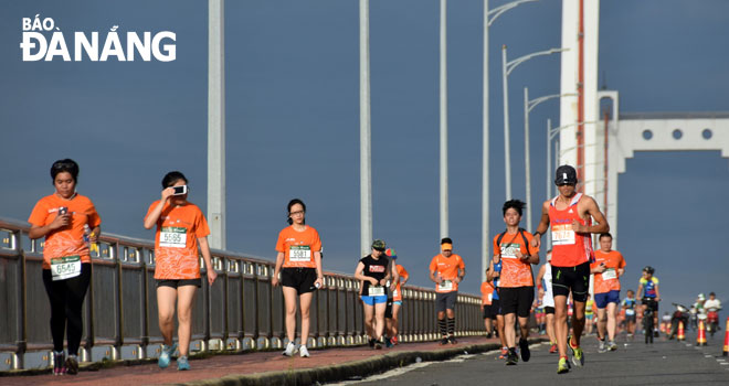 Runners in a previous race crossing the Thuan Phuoc Bridge