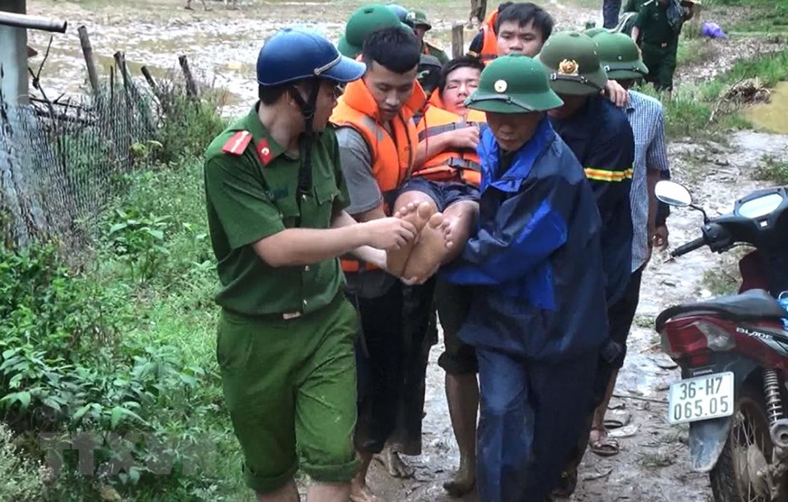 Lực lượng cứu trợ đưa người dân bị thương từ bản Sa Ná, xã Na Mèo, huyện Quan Sơn, tỉnh Thanh Hóa ra ngoài để chữa trị. (Ảnh: TTXVN)Nhập mô tả cho ảnh