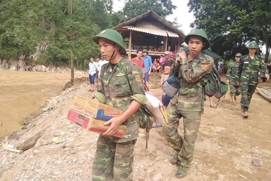 Lực lượng bộ đội khẩn trương cứu trợ cho bà con vùng lũ bản Sa Ná, xã Na Mèo, huyện Quan Sơn, Thanh Hóa. (Ảnh: TTXVN)